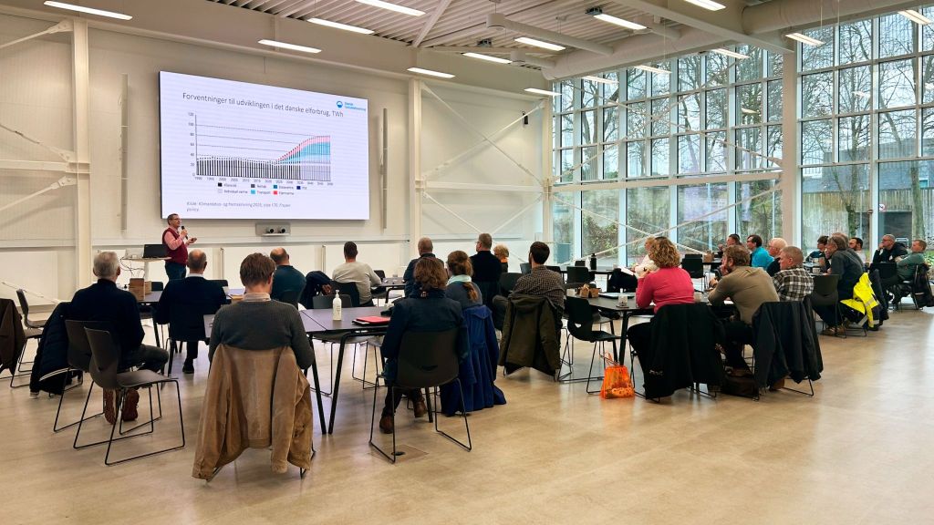 Hvordan får vi flere solceller op på tagene af kommunale bygninger, virksomheder og&nbsp;etageboliger?