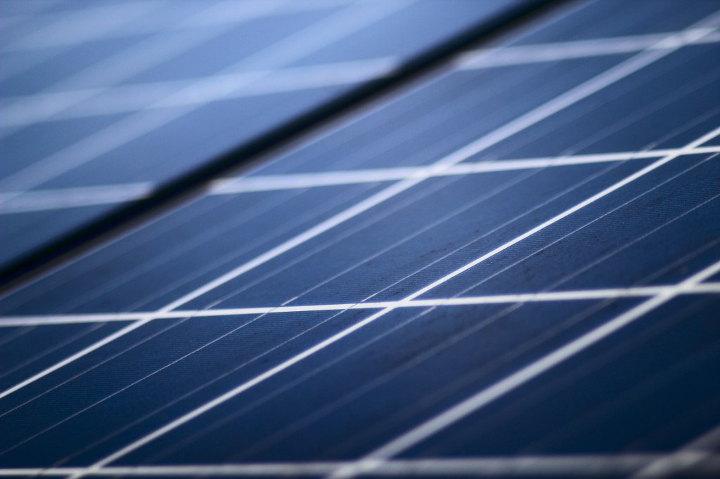 Grønt lys til solceller og batterier på offentlige tage – hvad ændrer den nye&nbsp;lov?