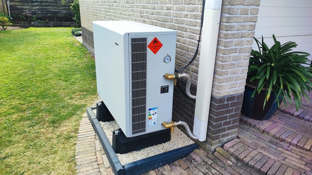 Luft-til-vand-varmepumpe installeret ved murstenshus
